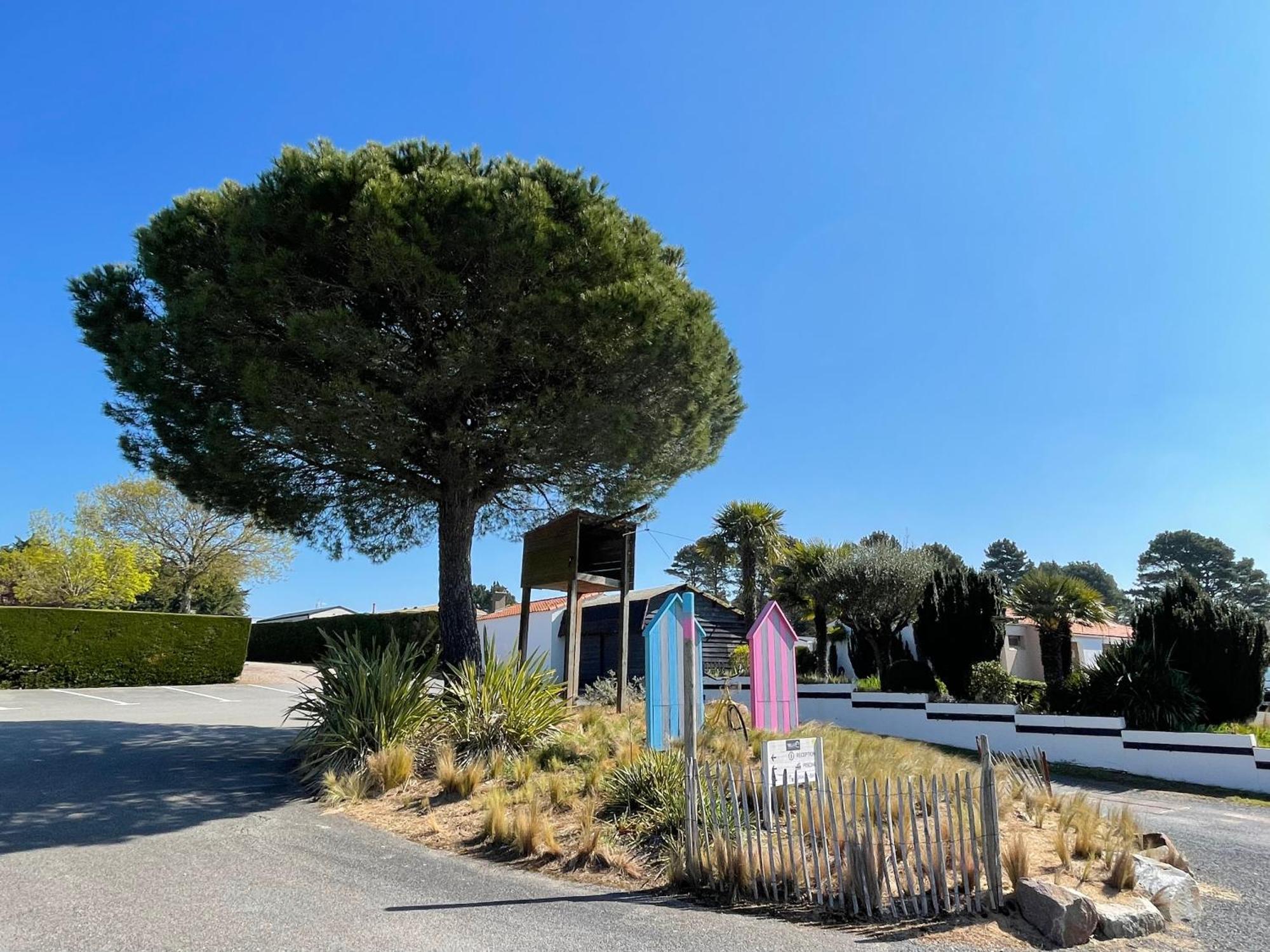 Camping Les Brillas Les Moutiers 外观 照片