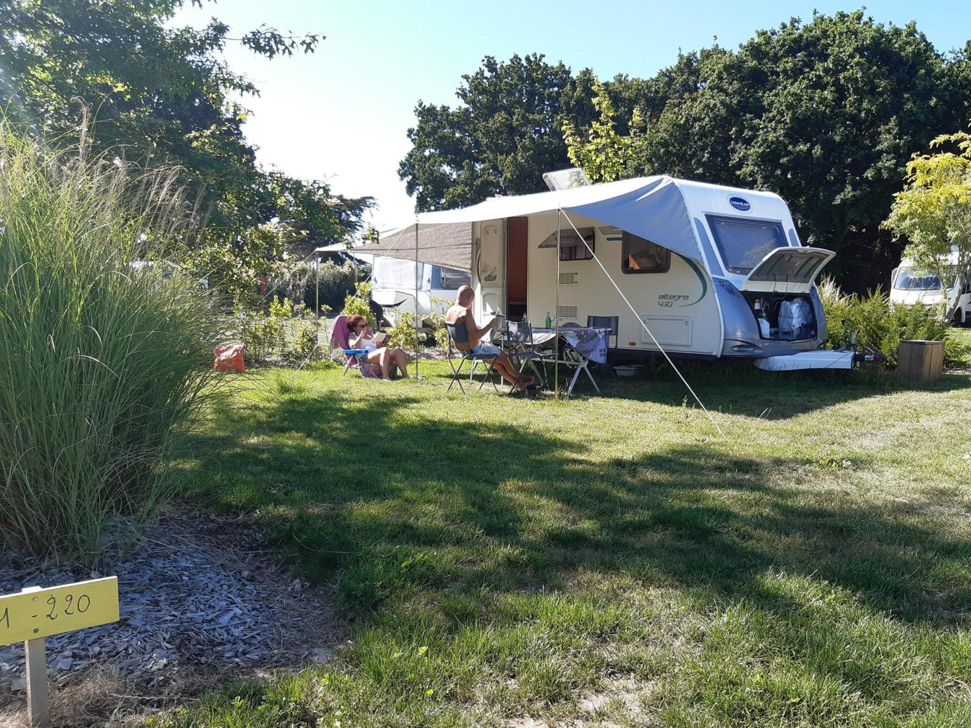 Camping Les Brillas Les Moutiers 外观 照片
