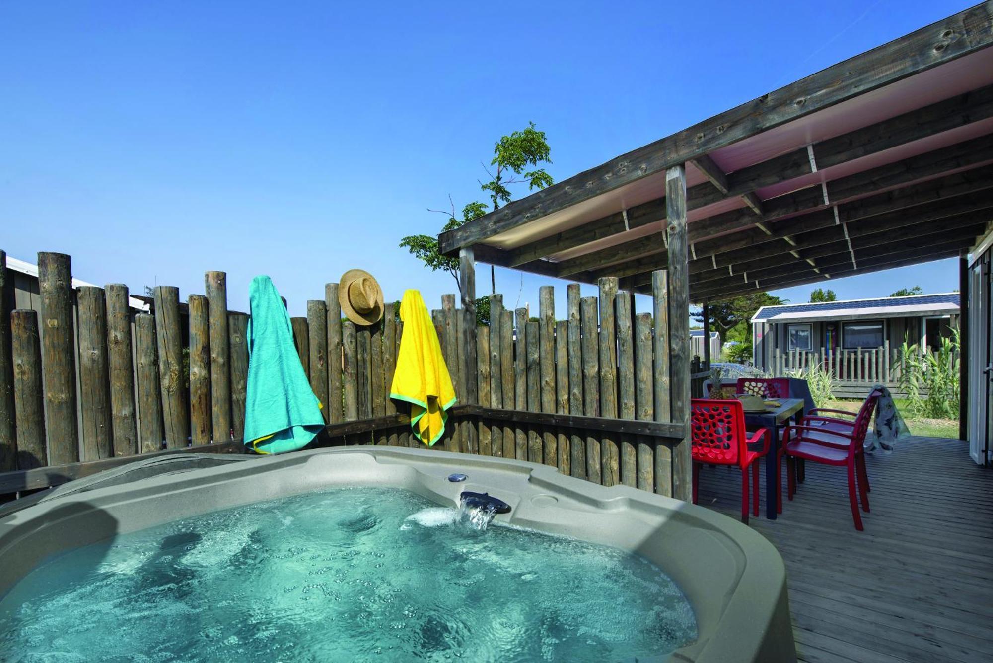 Camping Les Brillas Les Moutiers 外观 照片
